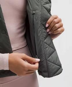 เสื้อกั๊กพัฟเฟอร์ผ้าแคนวาสพิมพ์ลายสำหรับผู้หญิง น้ำหนักเบา ผลิตตามสั่ง (OEM) มีกระเป๋าข้าง กันน้ำ เป็นมิตรกับสิ่งแวดล้อม วัสดุใส่สบายสำหรับฤดูหนาว - Product Image 4