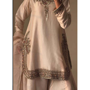 Vestidos Elegantes y Chic de Chifón Color Piel, Compra en Línea para una Moda con Estilo - Product Image 3