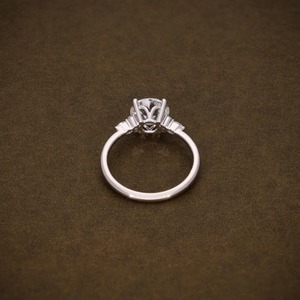 Anillo de Compromiso con Diamante Cultivado en Laboratorio de Corte Brillante Redondo de 2.21 CTW, Claridad F VVS1 VVS2, con Diamantes Laterales Redondos y Marquise Certificados por IGI - Product Image 3