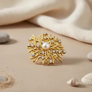 Broche de luxe plaquée or 18 carats avec perle d'eau douce et diamant taille brillant pour femme - Cadeau idéal pour fiançailles, mariage ou soirée - Product Image 3