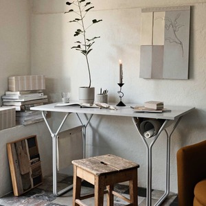 Portavelas de metal negro mate de alta calidad con forma irregular para decoración del hogar inspirada en el arte a precio mayorista - Product Image 2