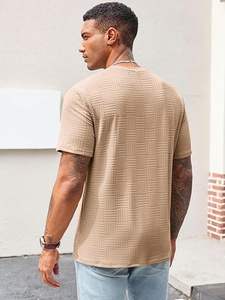 Cómoda Camiseta de punto para hombre con mangas cortas para uso diario con marca personalizada y opciones de etiqueta privada - Product Image 3