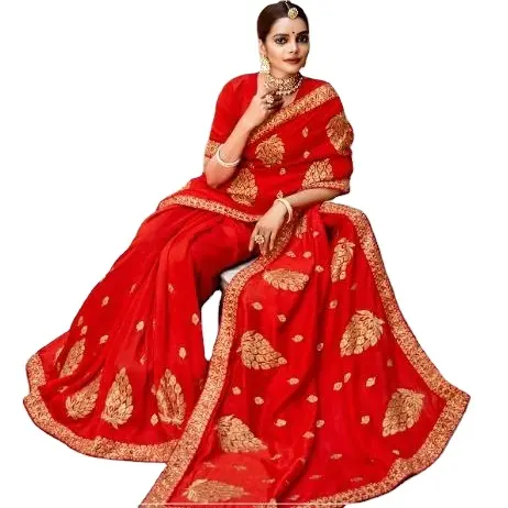 ウェディングウェアデザイナーインドの女性はブラウスの赤い色で最新コレクションの既製の重い刺繍の真珠の作業サリーを着用します