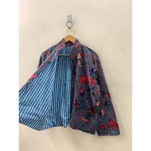 Veste en velours imprimée du motif Jardin du Paradis, couleur Periwinkle Poussiéreux et Rouge Cramoisi, pour la saison printanière - Product Image 2