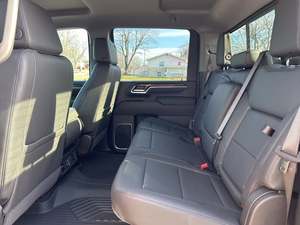 Chevrolet Silverado 2500HD LT Crew Cab 4WD 2024 Rojo Intenso Usado con Techo Solar, Arranque Remoto, Asientos de Cuero, Paquete Tecnológico, Volante a la Izquierda, Interior Oscuro - Product Image 6