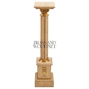 Piedestal de colonne en marbre beige de style corinthien de luxe avec accents en laiton feuillagé d'or pour l'exposition d'œuvres d'art - Product Image 4
