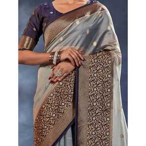 Magnifique sari en organza de soie gris clair tissé avec un chemisier pour les occasions de mariage - Product Image 4