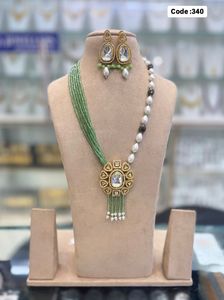 Conjunto de joyería de latón Royal Kundan, collar y pendientes con cuentas para uso tradicional - Product Image 4