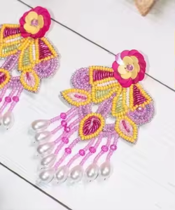 Boucles d'oreilles brodées pour femmes avec accessoire de mode en perles de rocaille Fabriqué avec point de croix et couture par MD artisanat - Product Image 3