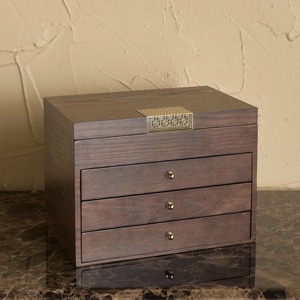 Elegante joyero de madera con cajón, perfecto para organizar joyas, anillos, collares, pulseras o expositores de tocador decorativos - Product Image 1