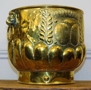 Campana de carbón de latón con acabado vintage distintivo hecha para un almacenamiento práctico de hogar y valor estético de decoración del hogar - Product Image 6