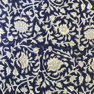 Tissu en coton imprimé à la main bleu indigo, motif floral vintage en forme de vigne |   Textile ethnique indien - Product Image 1