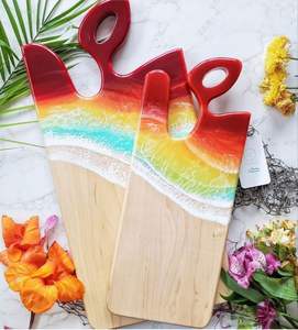 Planche à découper de luxe en bois et résine avec motif unique conçu pour servir des fruits au fromage et cuisiner tous les jours - Product Image 1