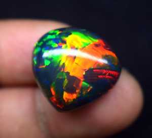 Le cabochon de feu rare d'opale noire naturelle affiche un flash multicolore intense parfait pour les bagues pendentifs et les bijoux fins - Product Image 1