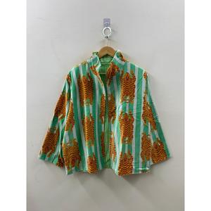 Chaqueta de algodón reversible con estampado de bloques para verano, con bordado floral de rayas de tigre, cuello alto, acolchada, con rayas menta y detalles en color azafrán. - Product Image 3