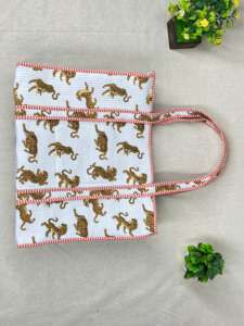 Sac fourre-tout au design classique, fabriqué avec des matériaux durables, style tendance et espace supplémentaire pour les essentiels quotidiens et une utilisation régulière - Product Image 2