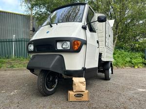 Vente en gros Piaggio Ape 50 Modèle 2025 Tricycle motorisé à trois roues pour passagers, capacité de charge de 1000 kg, 4 passagers, café - Product Image 4