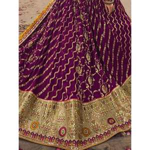 Magnifique Lehenga Choli de mariage en viscose et soie brodée de couleur violette - Product Image 2