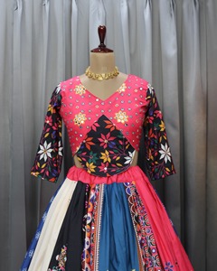 Lehenga Choli artisanal de qualité supérieure pour mariages Navratri et célébrations festives avec travail en miroir et broderie pour les fêtes - Product Image 2