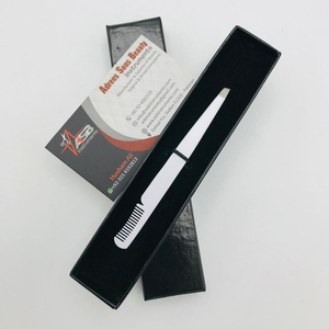 Pinzas de cejas blancas de primera calidad con logotipo personalizado Puntas puntiagudas inclinadas de acero sostenible y peine Pinzas de cejas personalizables - Product Image 6