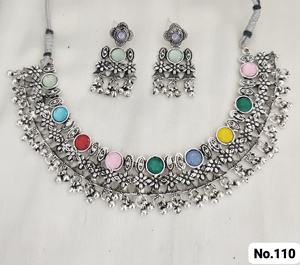 Ensemble de bijoux de mode élégant avec collier et boucles d'oreilles en pierres multicolores, parfait pour les occasions ethniques et les événements de fête. - Product Image 3