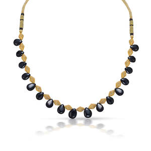 Collier Thushi Perlé à la Mode pour Femmes, Pierre Noire et Finition Or Jaune - Product Image 4