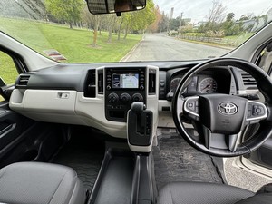Voiture d'occasion de qualité et abordable, Toyota Hi-ace ZR 2020, conduite à droite - Product Image 2