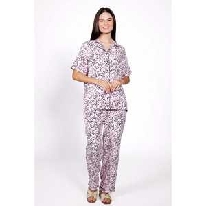 Ensemble de vêtements de nuit en rayonne à imprimé cœur avec haut à col cranté à boutons et pantalon à jambe droite avec taille mi-élastique - Product Image 3