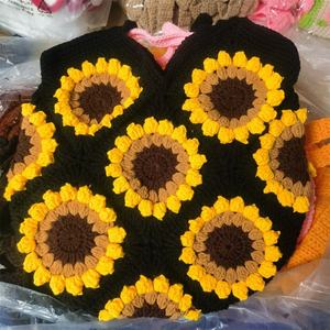 Sac cabas souple en crochet fait main personnalisable avec motif de roses pour femme, disponible en rouge, rose, violet, blanc et noir - Product Image 3