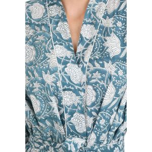 Robe de plage style kimono bohème en pur coton, imprimée à la main, motif floral gris-vert, idéale comme paréo ou tenue de bain. - Product Image 2