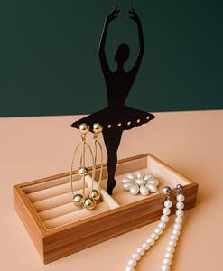 Soporte de icono de dama bailando negra con elegante caja de madera para exhibición de Joyas decoración del hogar y regalo perfecto para los amantes del arte y la moda - Product Image 1