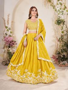 Chinon Soie Paillettes et Broderie Travail Moderne Semi-Cousu Lehenga Choli avec Décoration Florale pour la Saison des Mariages - Product Image 2