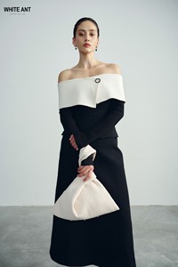 Venta al por mayor Tops de manga larga para mujeres MABS TOPS con botón de hormiga blanca en relieve Jersey tejido de punto ropa de mujer de lujo - Product Image 4