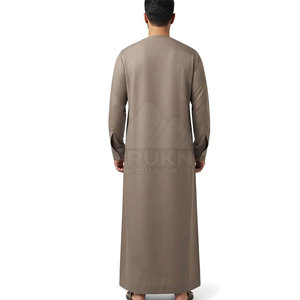 Kandura émirati confortable pour homme, thobe traditionnel avec détail de pompon au col, coupe régulière, manches longues, en coton respirant et léger, longueur cheville - Product Image 2