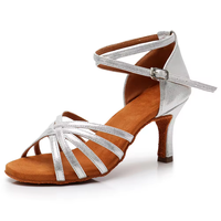 Chaussures de danse latine pour filles à talon de 2,5 cm, en tissu satiné, semelle extérieure en cuir véritable, qualité supérieure, souples et flexibles, design personnalisé audacieux