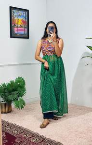 Kurti indien pour femme, spécial Navratri, en georgette verte, broderie, longueur au sol, coupe régulière, séchage rapide, pour les fêtes - Product Image 3
