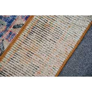 Alfombra Turca Vintage Pequeña de 2.4x3.2 pies, Alfombra de Lana Azul Blanca con Plantas y Árboles - Product Image 5