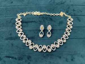 Ensemble de bijoux ethniques indiens tendance pour mariée, avec collier et boucles d'oreilles à motif de cloche en perles, collier ras du cou tendance - Product Image 3