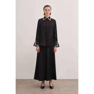 Jupe crayon évasée en cuir véritable avec ceinture, volants et broderies - Product Image 1