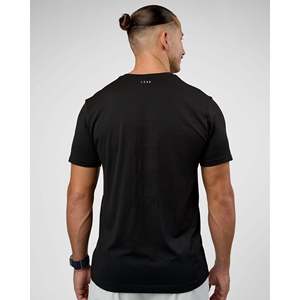 Camiseta AeroFLX+ de Punto Sin Costuras - Negra, Corte Ajustado, Transpirable, Antiarrugas, con Logotipo Estampado - Product Image 4