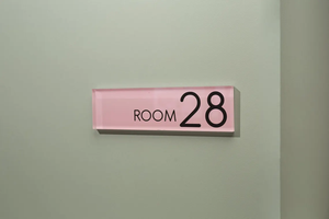 Plaque murale en acrylique personnalisée autocollante pour <span class=keywords><strong>porte</strong></span>, bureau, salon, entreprise, petite boutique, location de bureau, suite, affichage du numéro de étage - Product Image 4