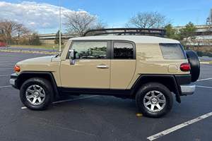 Toyota FJ Cruiser AWD Premier Plus 2014 Usado en Buen Estado, Sin Accidentes, Volante a la Izquierda/Derecha - Product Image 2