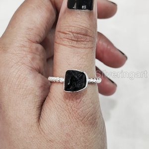 Bague en argent sterling 925 pour femme, pierre brute, tourmaline noire, pierre de naissance d'octobre, bande torsadée, pour fêtes et Noël - Product Image 1
