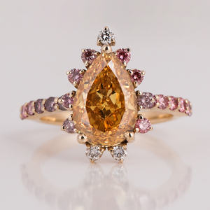 Elégante bague de fiançailles classique en plaqué or 18KT pour femme, diamant jaune taille poire créé en laboratoire, serti de pavés de diamants roses IGI - Product Image 1