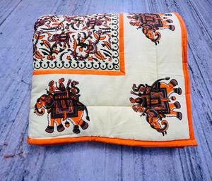 Edredón de algodón estampado con bloque de mano Jaipuri auténtico, manta de tamaño Queen hecha a mano y ligera a precio de fábrica - Product Image 2