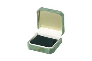 Caja de joyería de almacenamiento de collar y pendientes verdes y rojos Color elegante que complementa cualquier tocador - Product Image 3
