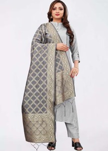 Dupatta en soie imprimé doré Banarasi fabriqué à la main pour filles avec des couleurs et des motifs assortis et un accessoire élégant pour toute occasion - Product Image 3