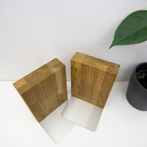 Sujetalibros mediano de diseño de madera y hierro forjado para decoración del hogar - Product Image 2