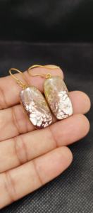 ต่างหูทรงสี่เหลี่ยมผืนผ้าทำจากหินโฮไวล์ท สไตล์วินเทจ ชุบทองบนทองเหลือง รูปทรงสี่เหลี่ยมผืนผ้า เหมาะสำหรับงานแต่งงาน เครื่องประดับคุณภาพสำหรับผู้หญิง - Product Image 2