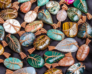 Impressionnant fait à la main en métal laiton plaqué or pendentif mélange pierres précieuses mélange forme 25To30mm ensemble de bijoux de mode pour cadeau d'anniversaire - Product Image 3